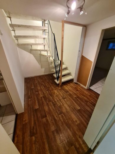 NEUSTADT OT POGGENHAGEN: Schöne Doppelhaushälfte in ruhiger Feldrandlage mit guter Anbindung – Keller Treppen + Raumeingänge