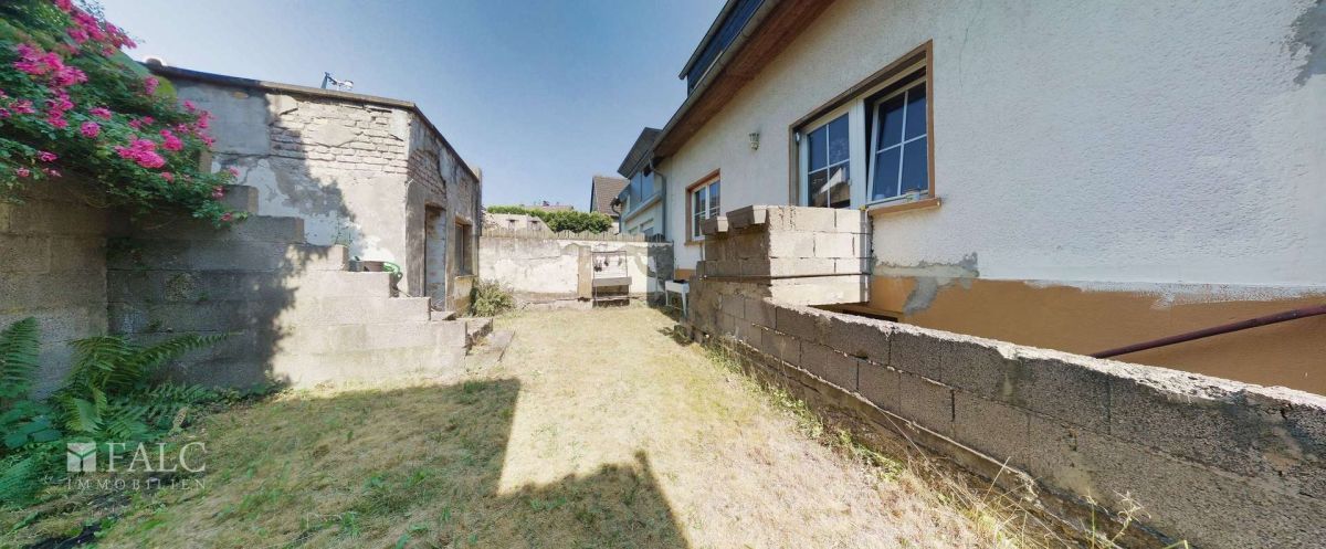 Sanierungsobjekt mit Charme - Großes Grundstück, Ausbaureserve &amp; Top-Lage – Garten