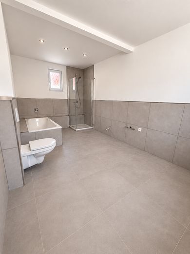 Neu saniertes Reihenendhaus in Harhausen mit Gartenanteil – Badezimmer