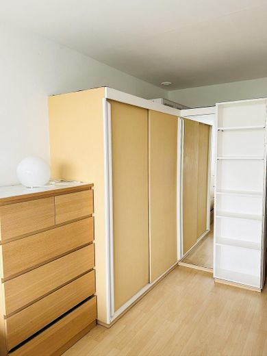Erbpacht! Von Privat! Ohne Provision! Möbliertes Apartment m. Balkon inkl. TG-Platz, ab sofort – Kleiderschrank, gr. Spiegel 