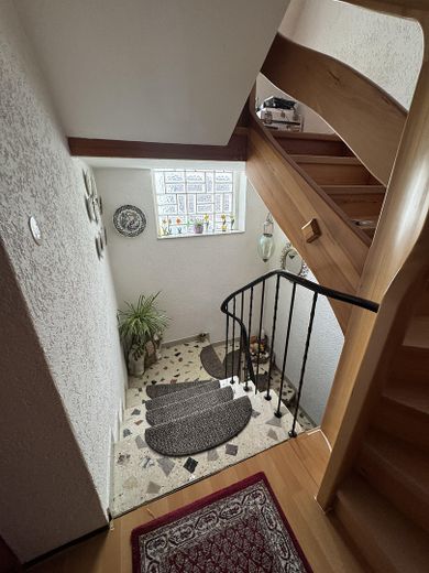 Großzügiges Mehrfamilienhaus mit Sauna in Nentershausen-Süß – Treppenhaus / Flur