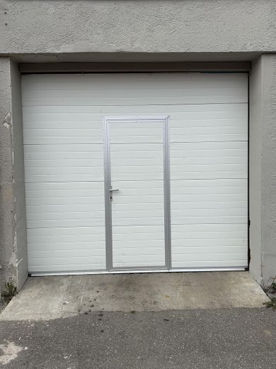 Elektrisches Rolltor mit Tür