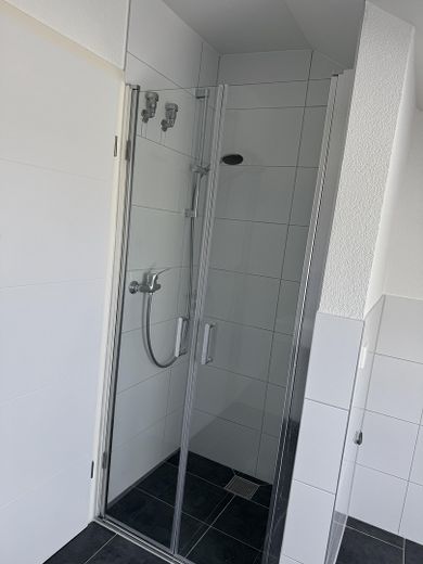 Sanierte 3-Zimmer-Dachgeschosswohnung mit Dachterrasse und Tiefgaragenplatz – Bad