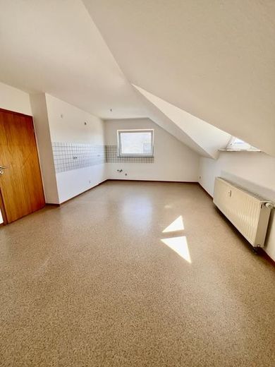 Helle 2-Zimmer-DG-Wohnung in 66540 Neunkirchen – Perfekt für Berufstätige – Küche - Wohnbereich