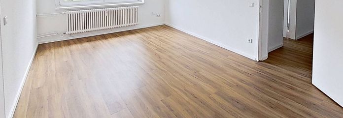 Вбудована кухня та ванна кімната: сучасна 3-кімнатна квартира на півдні Фленсбурга – Ansicht I: Wohn- und Esszimmer