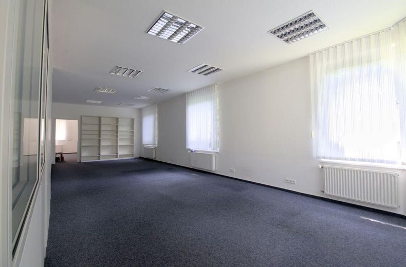 Modern commercial unit / office space for rent in a well-maintained location – Photo 10