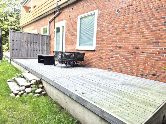 समय-सीमित आवास – छत वाली बड़ी, पूरी तरह से नवीनीकृत अपार्टमेंट – Terrasse rückseitig Ansicht 1