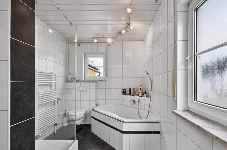 Geniş arsasıyla çekici tek/iki ailelik ev - kendi kullanımınız ve yatırımcılar için ideal – Badezimmer Erdgeschoss