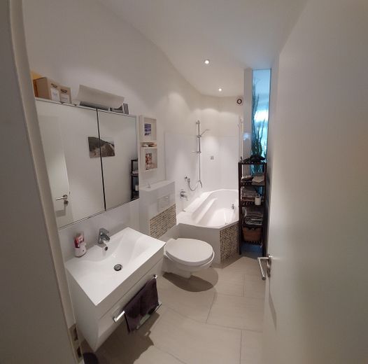 Sehr schönes 3 Fam.- Haus, große Balkone – OG Bad