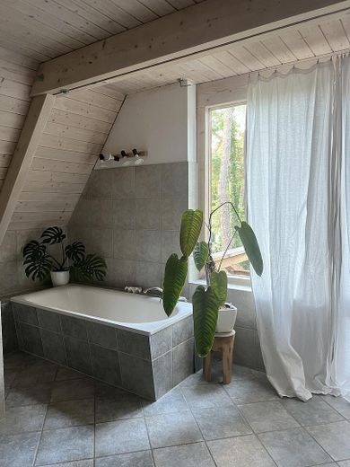 Architektenhaus zur temporären Vermietung – Badezimmer