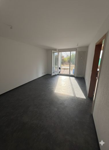 Senza provvigione da privato: luminoso appartamento con 2 locali e giardino a WN-Neustadt, incl. 2 posti auto – Wohnzimmer mit viel Licht