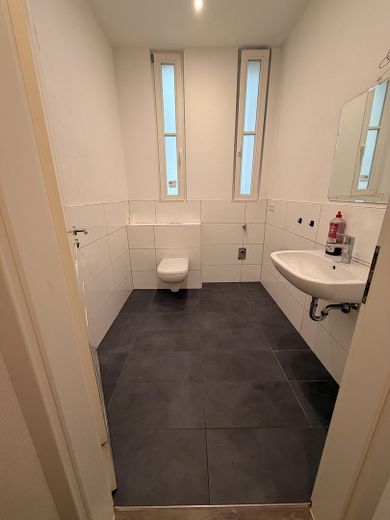 Gepflegte und Sanierte 2,5-Zimmer Wohnung im EG in Pforzheim inkl. EBK und Fußbodenheizung – Dusche und WC