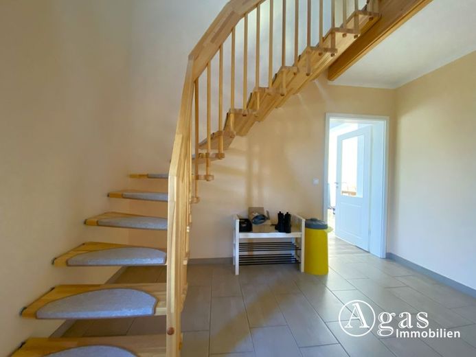 Modernes Einfamilienhaus mit Garage und großem Garten in Seenähe – Flur