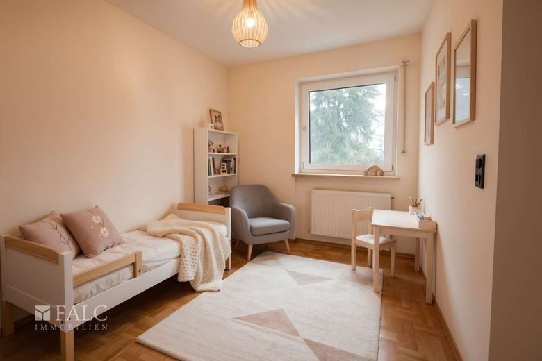 gemütliche Familienwohnung: 4 Zimmer mit Wintergarten, zwei Loggien &amp; Tiefgaragenstellplatz – Kinderzimmer