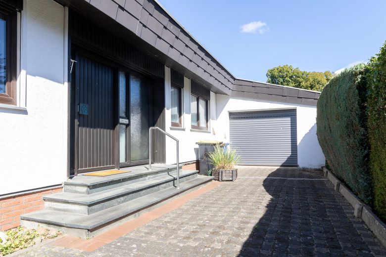 bungalow dal design moderno – Hauseingang mit seitl. Garage