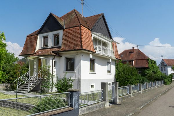 Casa unifamiliar de estilo villa en una parcela amplia con posibilidad adicional de edificación