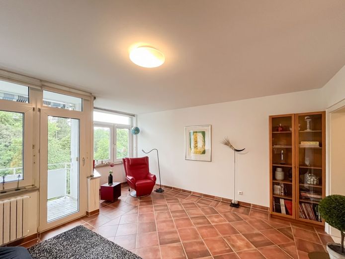 Seltene Gelegenheit!
Nerotal: 116 m² in bester Lage von Wiesbaden! 4 Zi, 2 Bäder, 2 Balkone, Garage – Wohnzimmer Ansicht 2