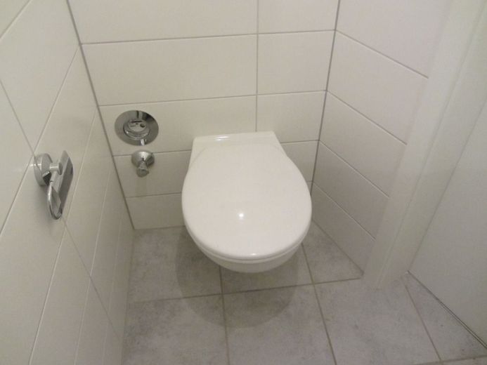 1-Zimmer in 3er-WG mit neuwertigem Duschbad und EBK im Stadtzentrum – WC