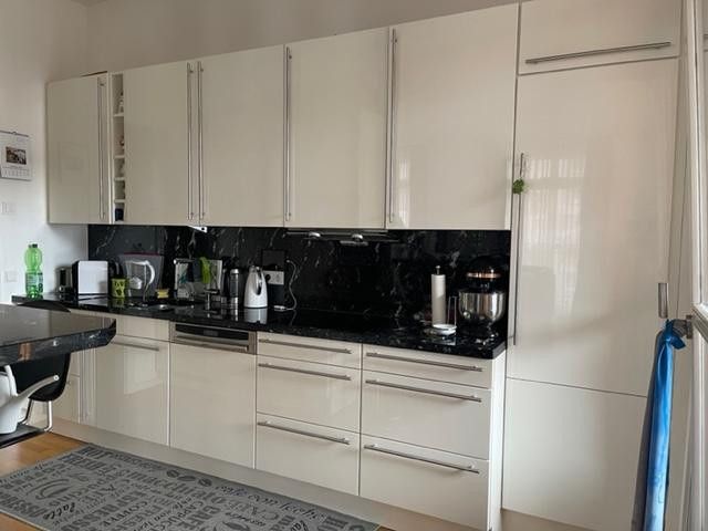 Exklusieve 3 Zimmer Wohnung mit Loggia, Stellplatz, Fußbodenheizung, Gäste WC, Klimaanlage – Küche
