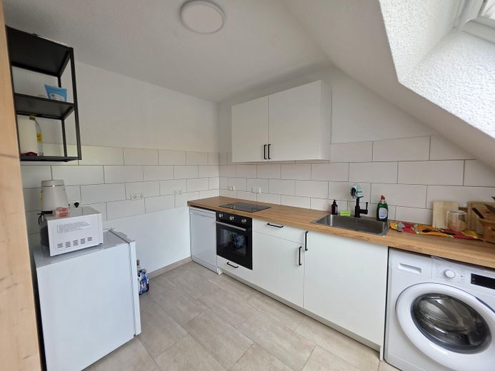 Nicht alltägliche 2,5 Raum Komfortwhg. großer Sonnenbalkon, Bad: Wanne + Dusche, Echtholzparkett – Küche