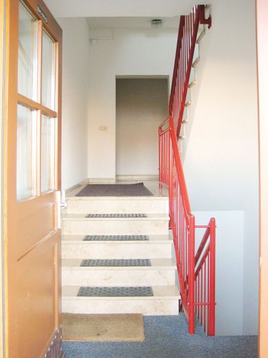 Avis aux investisseurs : duplex habité et meublé de 4 pièces avec cuisine, salle de bains et WC supplémentaires, dans un quartier calme proche du centre – Treppenhaus 1