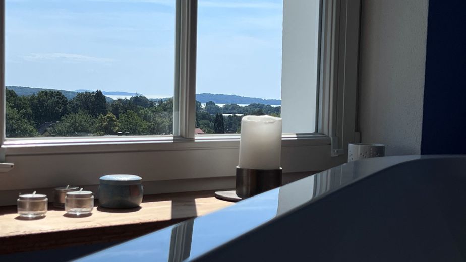 Penthouse-Traum mit Weitblick - Stillvolles Wohnen auf Rügen – Vilmblick aus der Badewanne