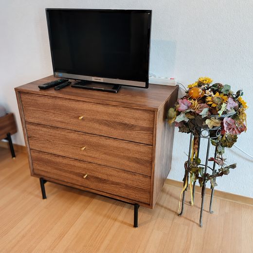 Möbliertes 1 Zimmer Wohnung mit Balkon, Stellplatz und Pauschalmiete – Kommode mit TV