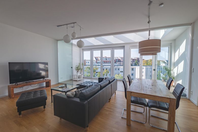 Lichte penthousewoning met 3 kamers in Westend incl. parkeerplaats – Wohnzimmer