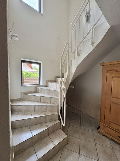 Exclusiva casa unifamiliar con invernadero, fotovoltaica, aire acondicionado, vistas lejanas, ubicación privilegiada de Neuwied-Heimbach-Weis – Treppe zum 1. OG
