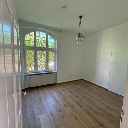 شقة جميلة من 4 غرف في مبنى قديم يضم ثلاث وحدات سكنية – Wohnzimmer