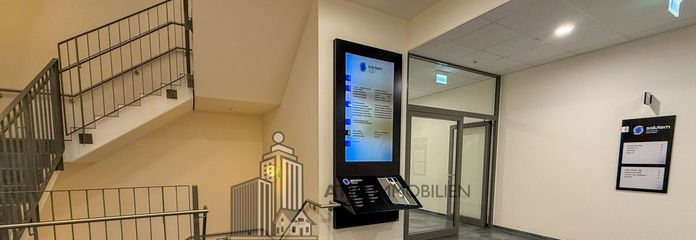 Repräsentativer Eingangsbereich mit Mietertafeln