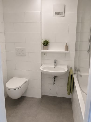 Renovierte 2-Zimmer-Wohnung mit neuem Bad, großem Südostbalkon & Aufzug – Foto 7