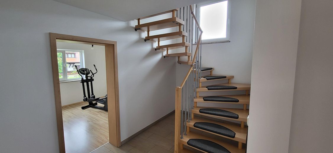 Sonnige Aussichten für die ganze Familie – modernes Einfamilienhaus mit Gartenflair – Treppe