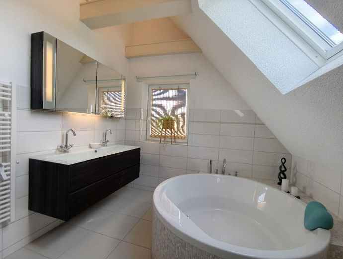 Effizienzhaus A am Kummerower See – Wärmepumpe, PV, Pool, Sauna & nah zum Hafen – Bad Obergeschoss