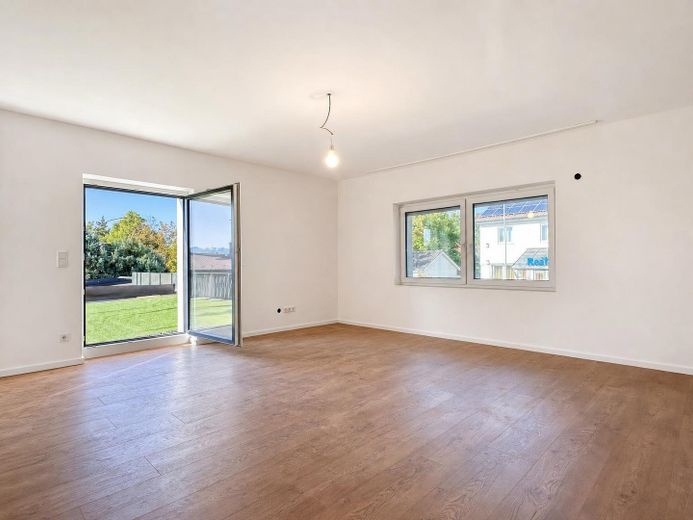 Sonnige 5-Zimmer-Wohnung mit XXL-Terrasse an der Stadtgrenze Landshut – Terrassenzugang