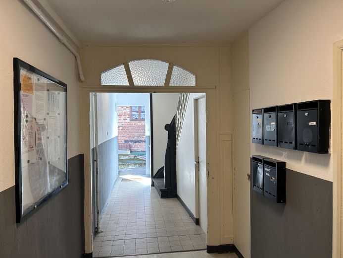 %8,6 getiri sağlayan, merkezi ve pastoral eski şehir konumunda çok aileli konut binası – Hausflur im Vorderhaus