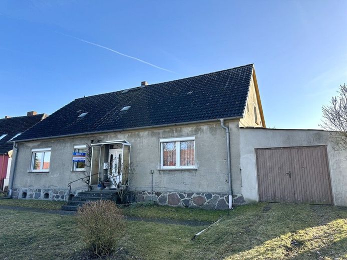 HORN IMMOBILIEN + freistehendes Einfamilienhaus mit Nebengebäude und schönem Grundstück, ruhige Lage – Nutzen Sie Ihre Chance!
