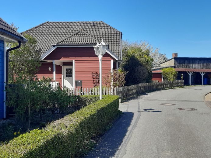 Skandinavisches Einfamilienhaus nahe dem Vogelpark und der Ostseeküste in M-V – Ostansicht mit Eingangstür