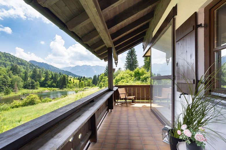 Einzigartiger Bergblick - sanierte 3-Zimmer Wohnung in den Chiemgauer Alpen – Großer Süd- Ostbalkon