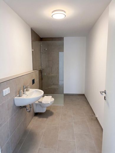 3,5 Zimmer Wohnung - Erstbezug nach energetischer Kernsanierung – Badezimmer visualisiert