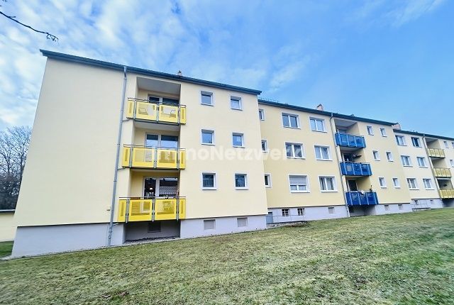 **4- Zimmer Wohnung mit Balkon. Sorgfältig saniert. Sofort verliebt** – Anlage Ansicht Balkone Rückseite