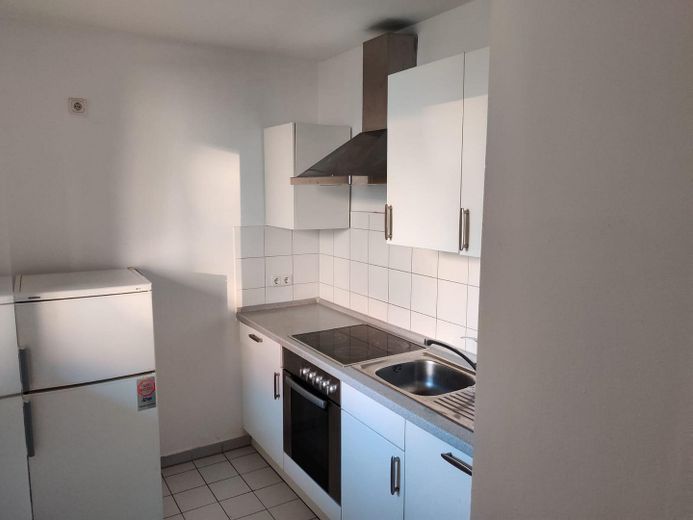2-Zimmer Terrassen-Wohnung: Rückzugsort im Grünen, direkt am Puls der Stadt – Küche