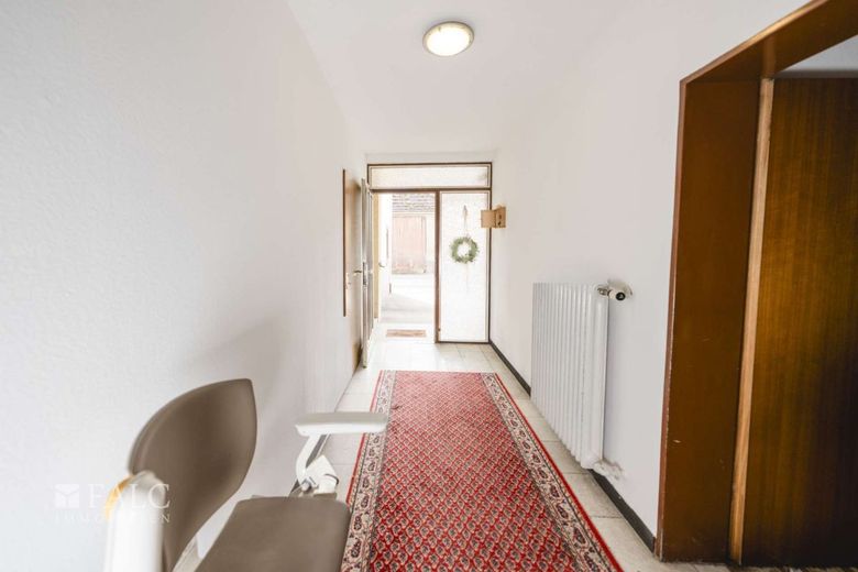 Attraktives Wohnhaus mit Balkon und vielseitigem Nutzungspotenzial in Zentraler Lage von Enzberg – Hauseingang