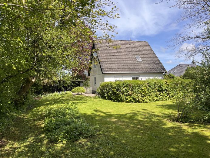 Ruhige Lage mit grossem Garten am Ende einer Sackgasse – Blick durch den Garten