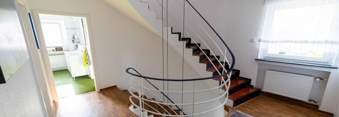 Flur OG mit Treppe zum DG