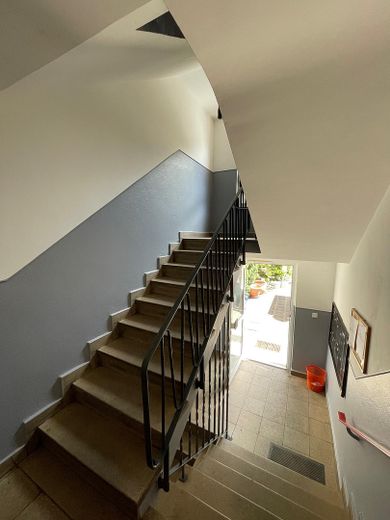 Sofort frei & ohne Provision - Renovierte 3-Zimmer-Wohnung mit Balkon – U-Bahn um die Ecke – Treppenhaus