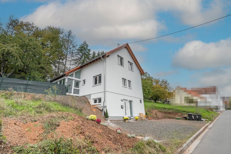 Neuwertiges KfW-55-Einfamilienhaus mit Wintergarten, Weitblick und großem Garten – provisionsfrei – Außenansicht vorne 2