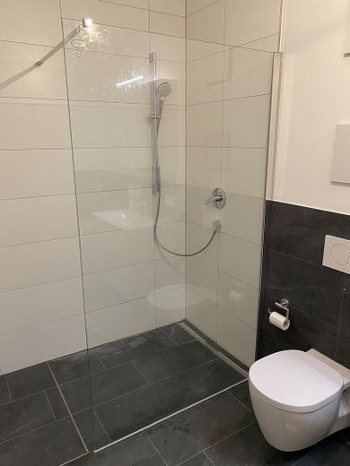 Bad mit bodenebener Dusche