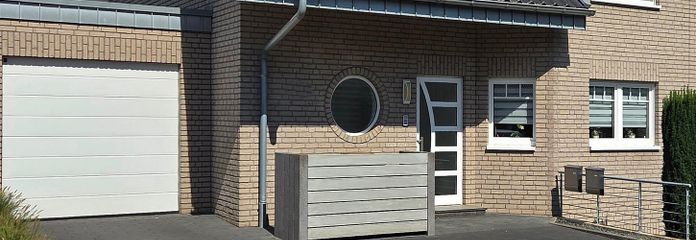 Lichtdurchflutetes Single-Schatzkästchen: Gehobene DG-Wohnung mit Balkon – HAUSANSICHT