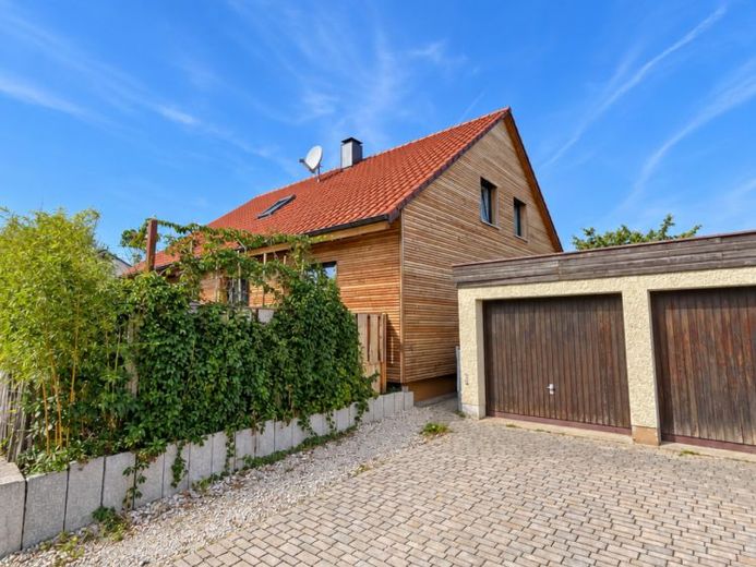 Platz für die ganze Familie: Modernisiertes Wohnhaus mit zwei Wohnebenen, Garten und Garagen in Postbauer-Heng – mit Wohnungsrecht – Foto 1